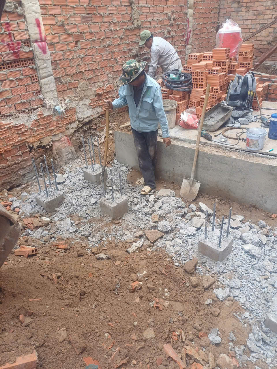 Máy móc phá dỡ nhà